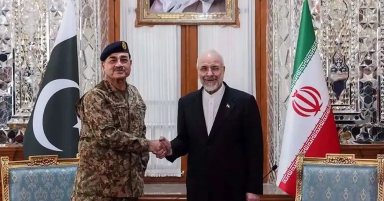 ইরানের স্পিকার মোহাম্মদ বাঘের গালিবাগ ও পাকিস্তানের সেনাপ্রধান ফিল্ড মার্শাল আসিম মুনির